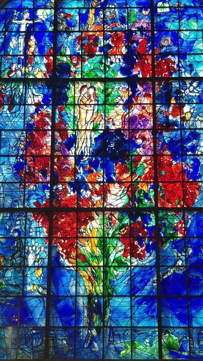 " La Paix " Vitrail Chagall à Sarrebourg Vitrail coloré représentant une abstraction artistique de la Terre.
